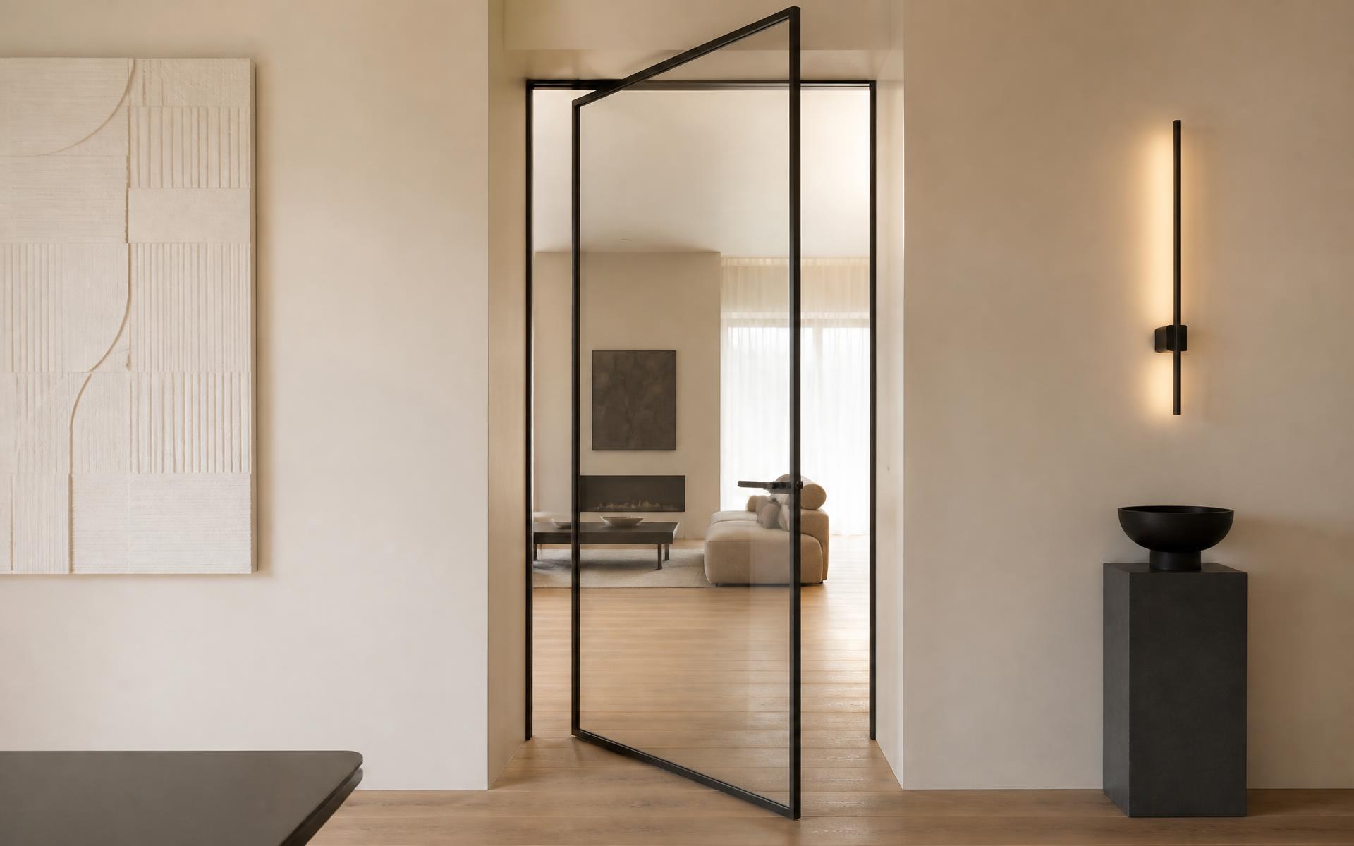 Porta in vetro su misura con telaio scuro sottile in un interno contemporaneo